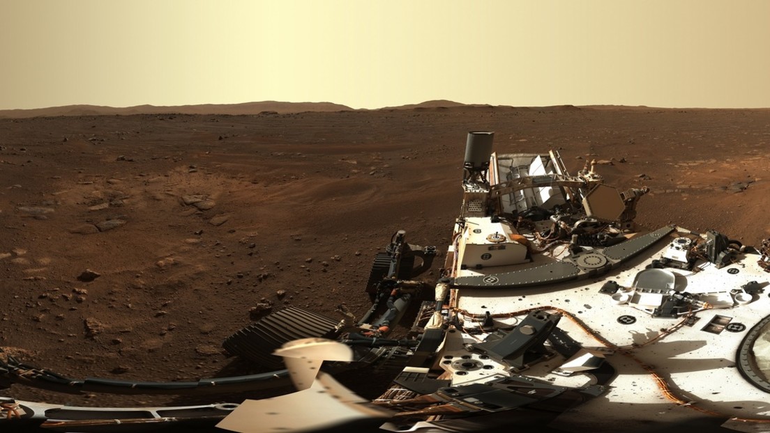 El róver Perseverance capta una panorámica de Marte en alta resolución y el impacto en su etapa de descenso