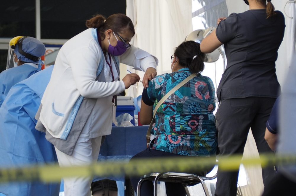 Aplicación de vacunas a adultos mayores de Puebla, garantizada: Miguel Barbosa