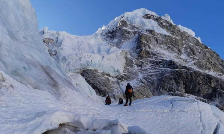 Reportan primer caso de covid-19 en el monte Everest