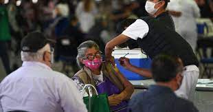 Cambian punto de vacunación en Puebla capital tras retrasos y caos