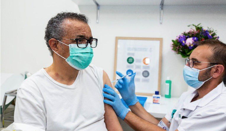Director de la OMS recibe la vacuna anti covid-19