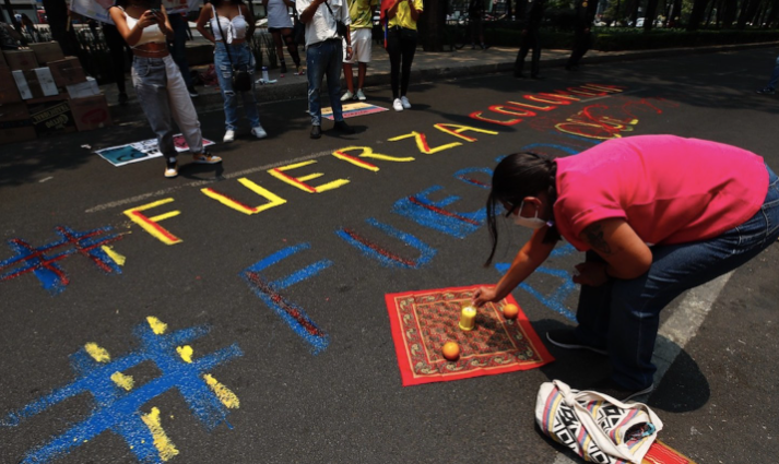Protestan en la Embajada de Colombia en México contra el gobierno de Iván Duque