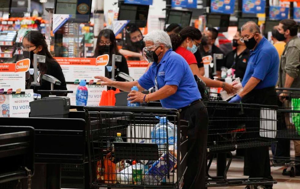Walmart ya no permitirá abuelitos empacadores en sus tiendas