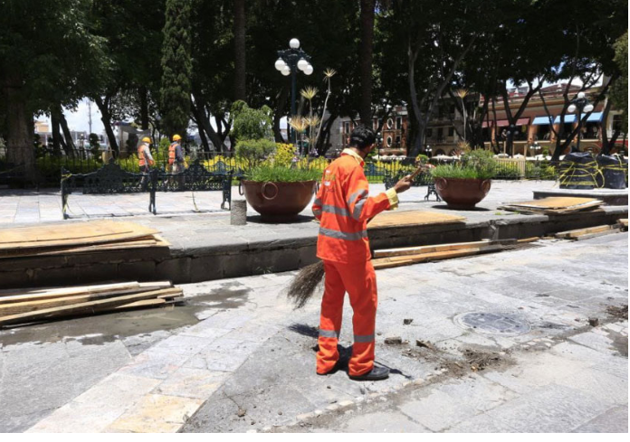 Retiran muro de madera del zócalo en  Puebla