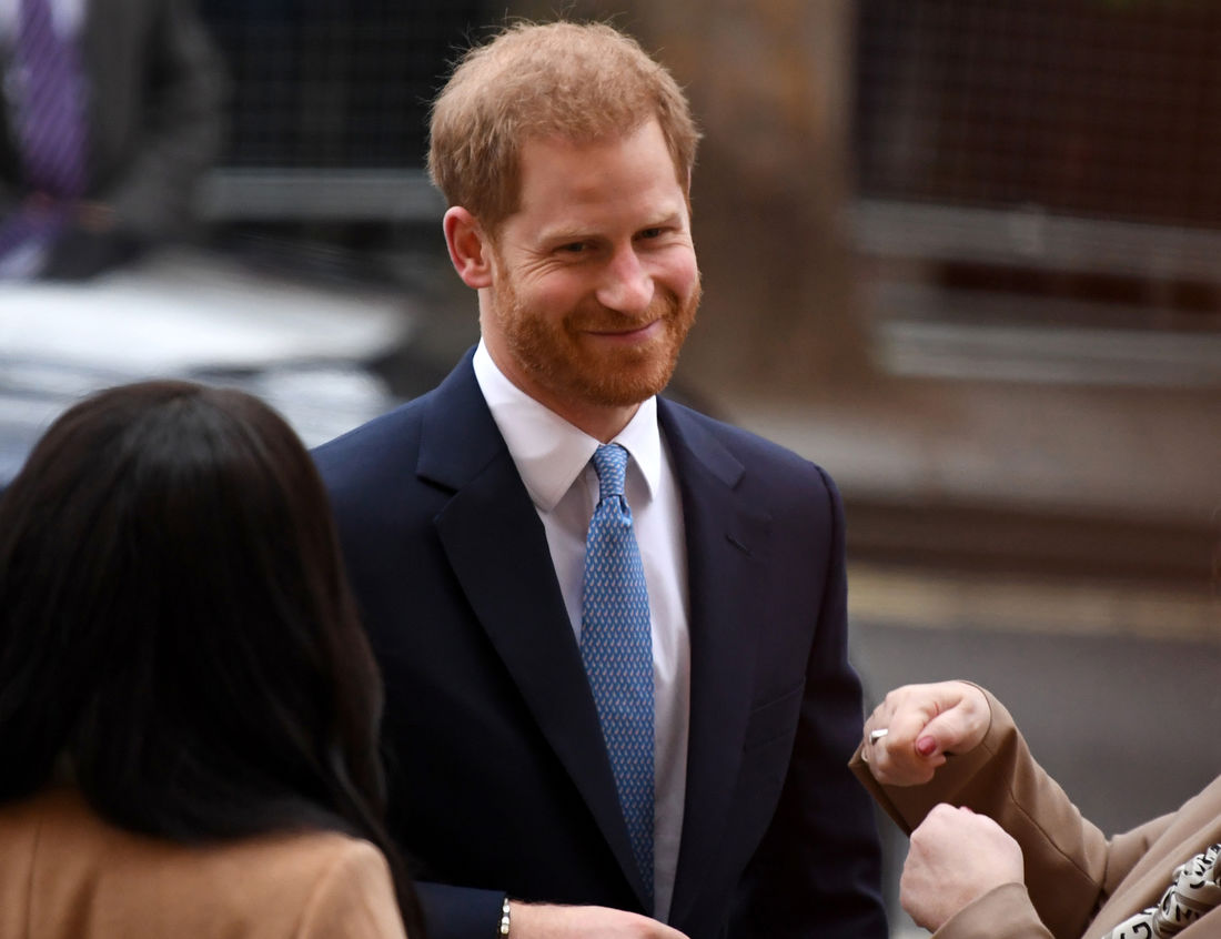 Príncipe Harry prepara autobiografía que “sacudiría” a la familia real