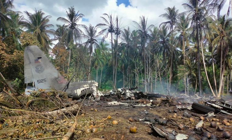 Avión militar filipino se estrella y deja 45 muertos