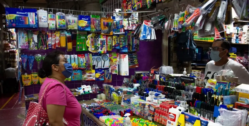 Pequeños comercios celebran el regreso a clases en Puebla