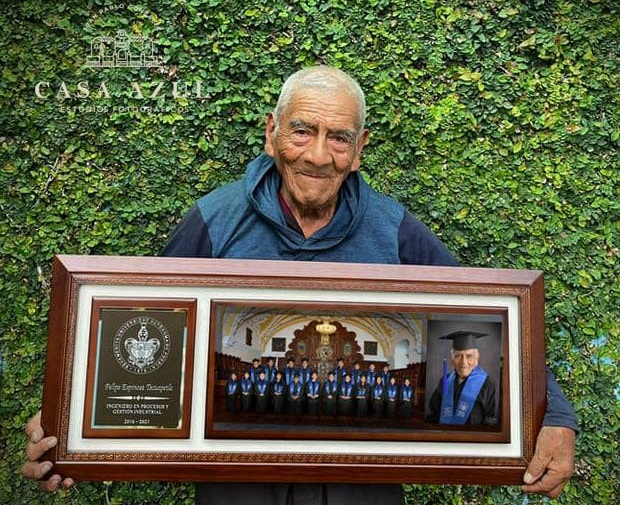 Don Felipe presume sus fotos oficiales de graduación en la BUAP