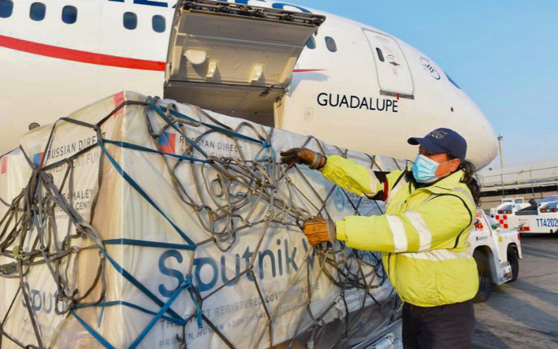 Llegan a México  585 mil vacunas envasadas  de Sputnik