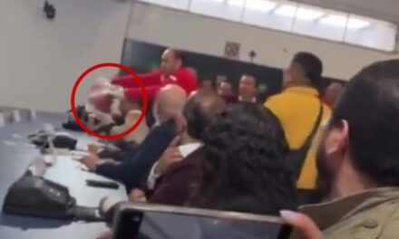 Hombre Arroja una Cabeza de Cerdo a Aspirante a Rector en Mesa de Negociaciones de la UNAM (VIDEO)