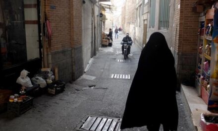 Joven hospitalizada en Irán tras presunta agresión por no llevar velo