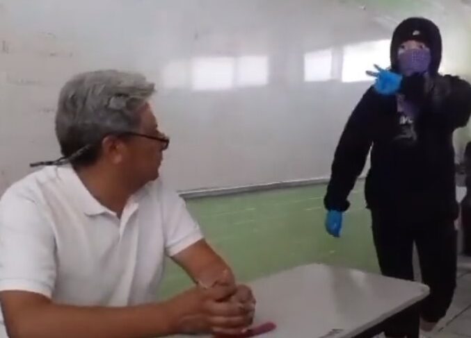 Alumnas del IPN Golpean a Profesor por Acusaciones de Acoso Sexual (VIDEO)