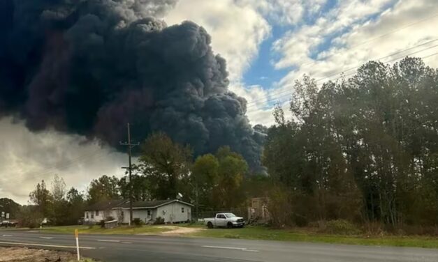 ¡Explosión de Planta Química en Texas! Humo Tóxico en el Aire y Un Herido en Shepherd