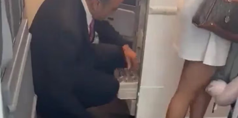¡Caso de Acoso! Sobrecargo de Aeroméxico Filma Debajo de la Falda de una Pasajera (VIDEO)